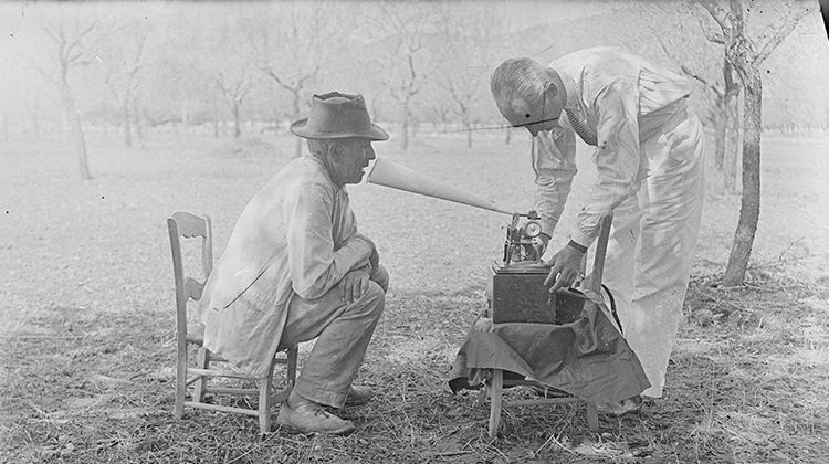  Josep Riera “Coixet” de Lloseta, davant del fonògraf 1928