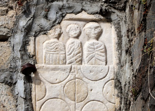 Estela en cantonada de l’església de Santa Maria de Vilamòs.